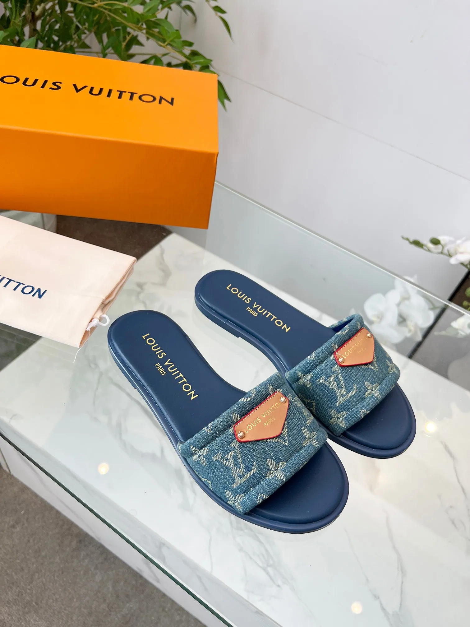 👟👟Ex-factory price 320👟👟 Genuine leather sole +40 Louis Vuitton, 1:1 advanced customization upper, fabric: customized LV special fabric, lining: sheepskin, original molding hardware, code number: 35-42, order with pictures, welcome to send pictures to place an order,